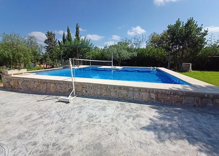 Dom wakacyjny Con Piscina Lua